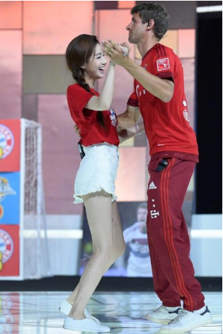 央视|央视女主持走秀时泳裤滑落，却很坦然走完全程：谁爱看谁看去呗