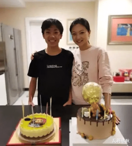 乱舞椿秋 张艺谋带妻子出席活动，本人算不上很漂亮，但气质一般人比不上