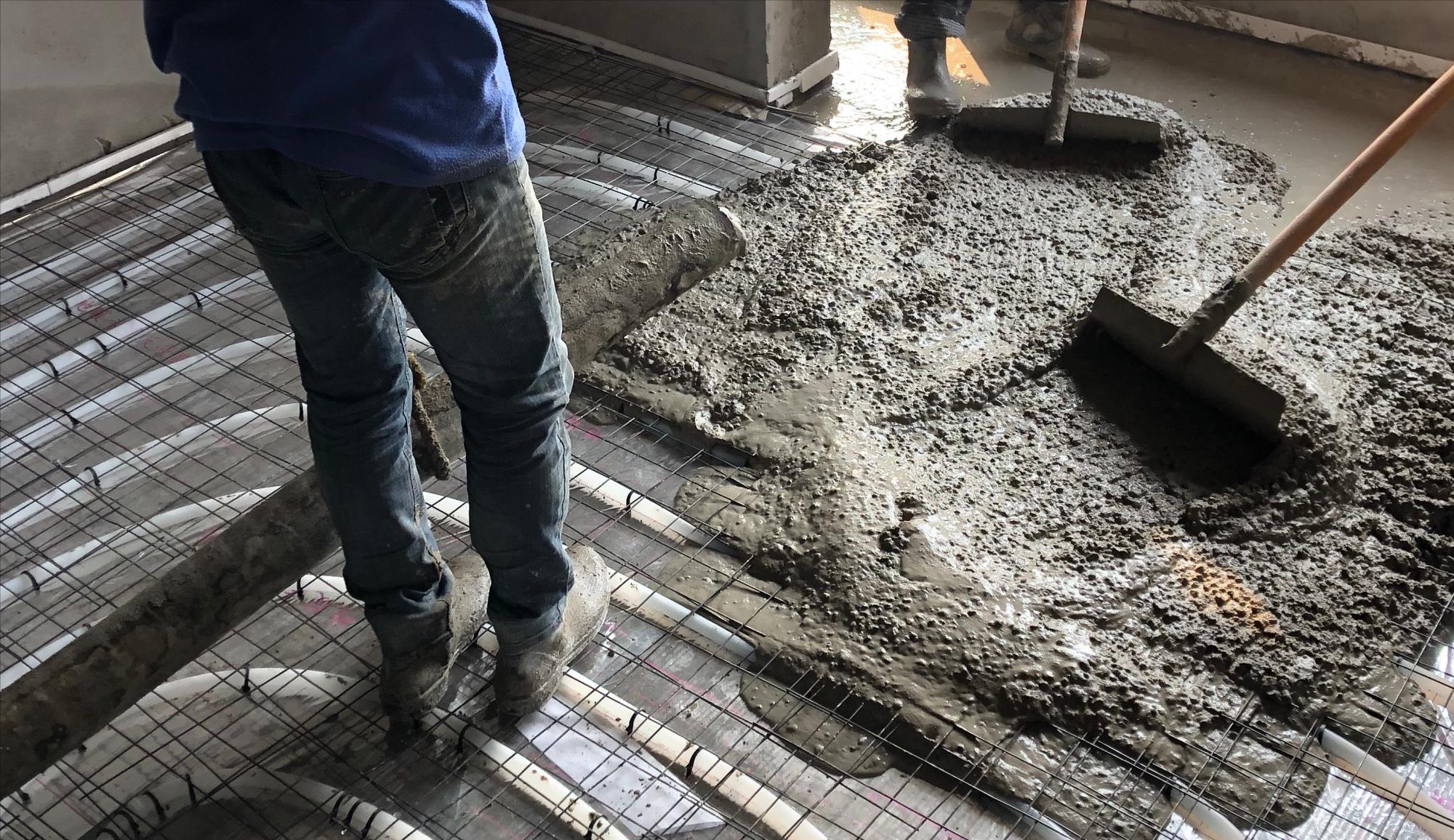 发现水电工把电线和地暖私自在中间做接头，赶紧换人，否则很严重