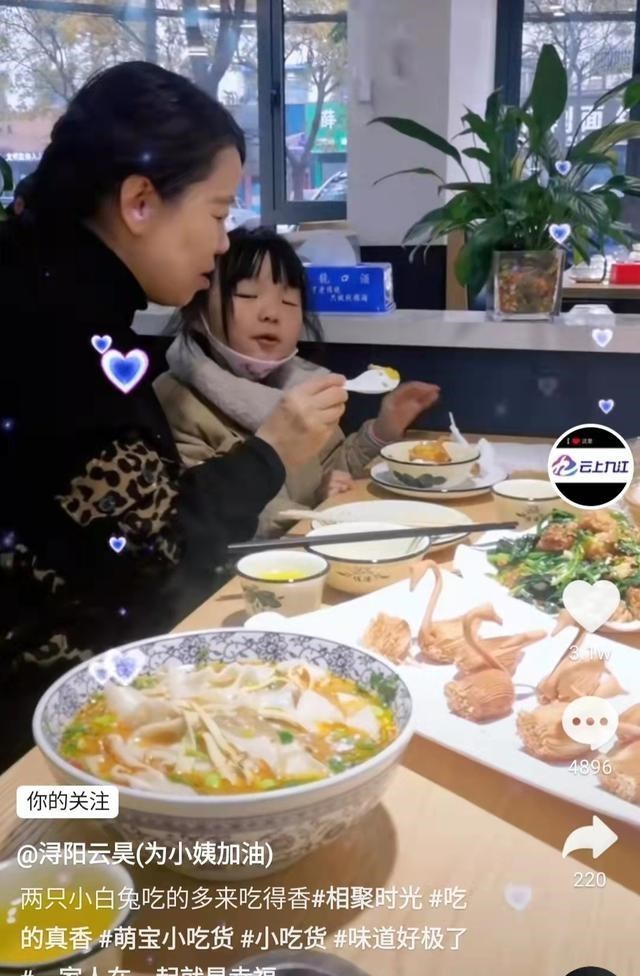 许敏|奇奇悦悦吃点心，许敏姚爸亲手喂，外甥一番话令人泪奔