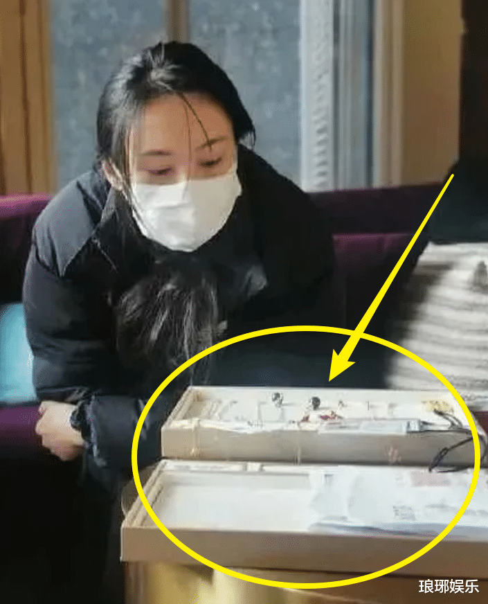 郑爽|郑爽庭审后逛珠宝店，心情大好回应剪短发原因，爽妈当天还晒自拍