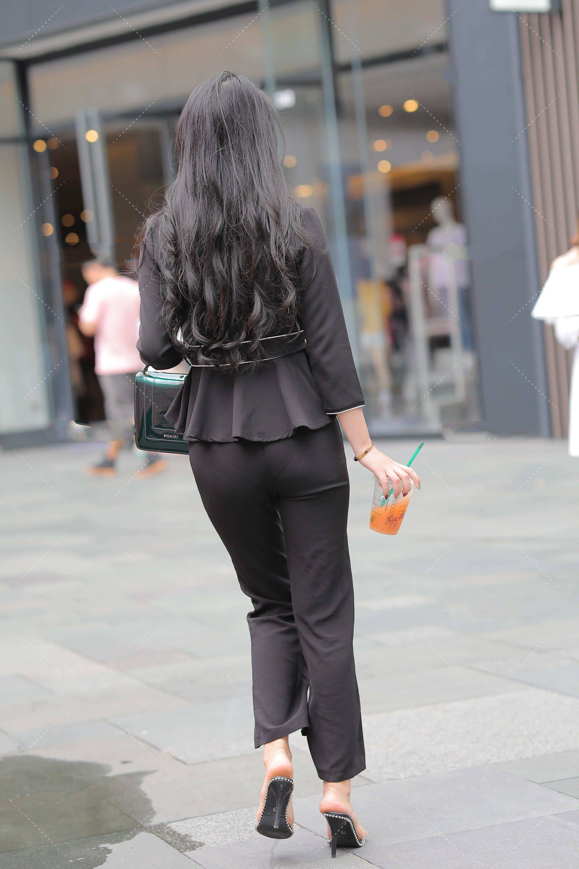 西装|职场里常用的西装怎样穿才百搭又好看？可以尝试下全黑色的搭配