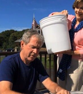 乔治·沃克·布什|1977年小布什到奥尼尔家中吃烧烤，对劳拉一见钟情，44年互相成就