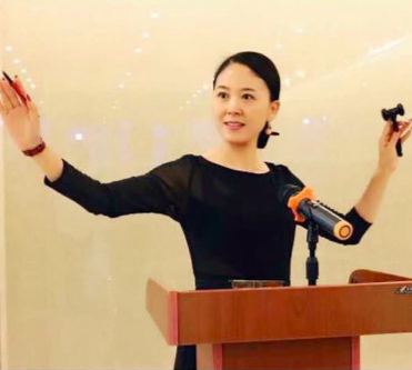 尹相杰|歌手尹相杰官宣结婚！妻子气质出众赛明星，与51岁老公似两代人