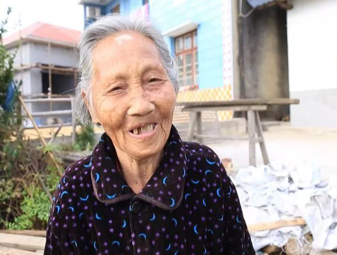 98岁老母亲照顾俩智障儿70多年,生了他们就负责到底,母爱无疆!