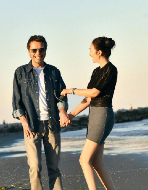 巩俐|巩俐18岁连体泳衣秀，旧照火辣身材，与如今霸气形成反差。