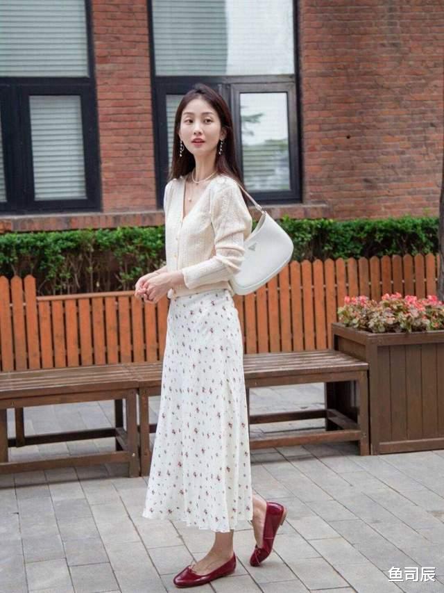 鱼司辰|秋天的正确打开方式，针织衫搭配裙子，温柔到骨子里了，优雅洋气