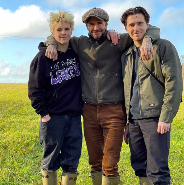 贝克汉姆|贝克汉姆怼脸拍帅出新高度!45岁植发后年轻十岁,一双花臂真吸睛