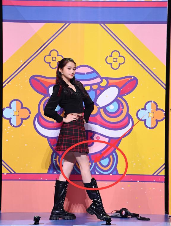 关晓彤|关晓彤给全身擦粉，唯独忽略了“波棱盖儿”，这肤色差是真实的？