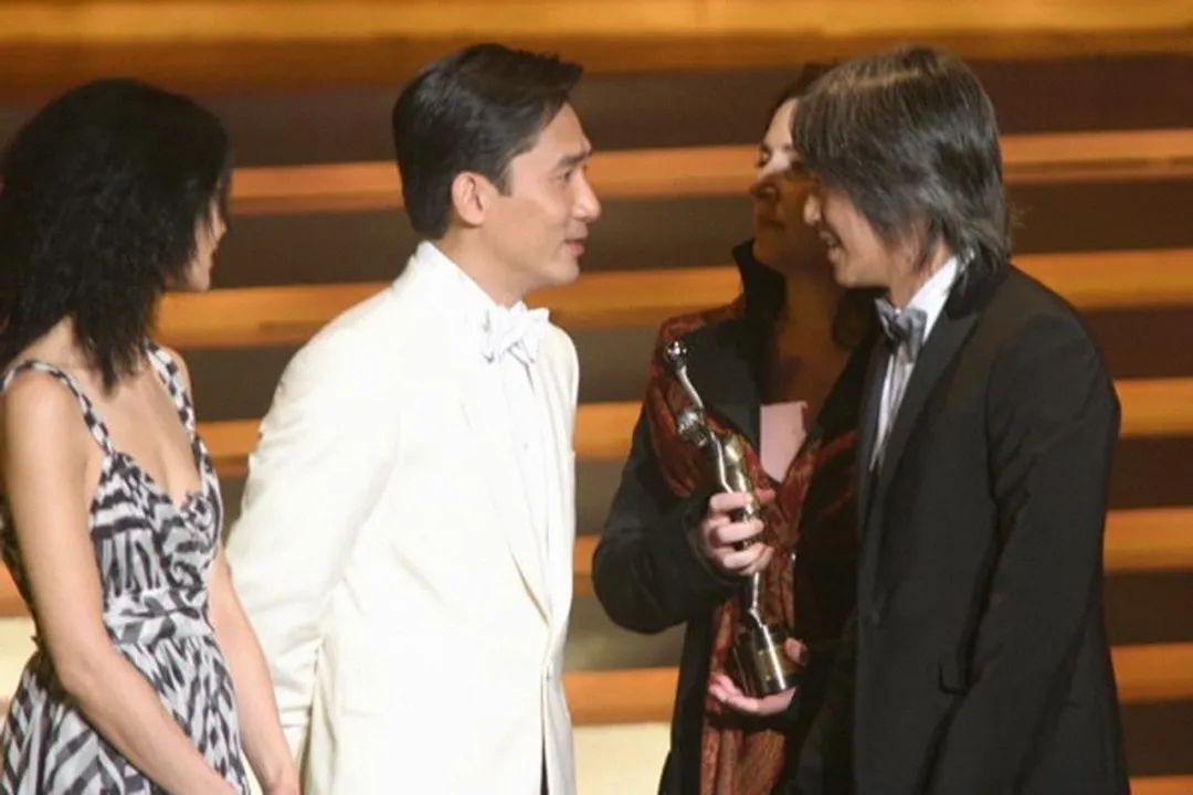 成龙|成龙周润发去了好莱坞，双周一龙后的香港影坛，谁在统治票房榜？