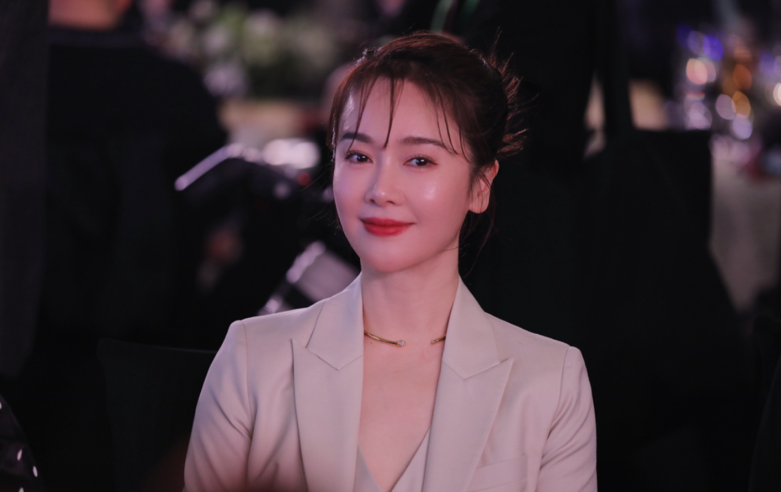 稻盛和夫|左小青虽是“阿姨”的年纪，一身白色西服干练利落，状态不输少女