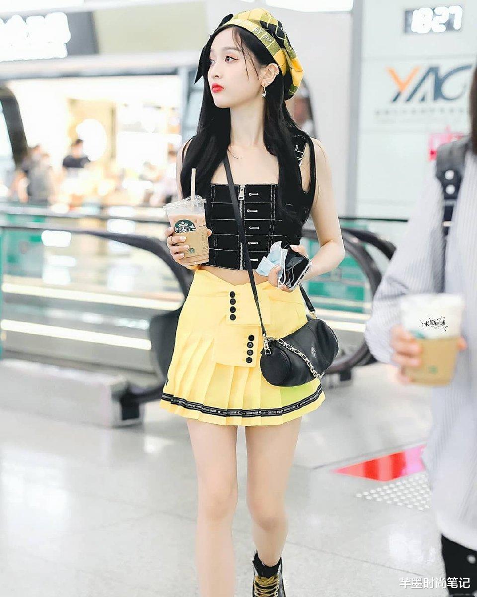 穿衣搭配|吴宣仪穿小黑裙走“御姐”路线，搭配“一刀切”，时髦又霸气