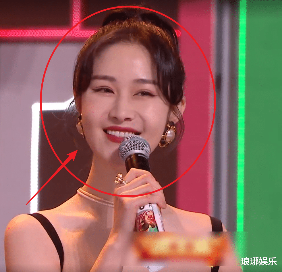 吴昕|谢娜缺席年夜晚会,三位女主持人同框比美,吴昕才是最大的赢家!