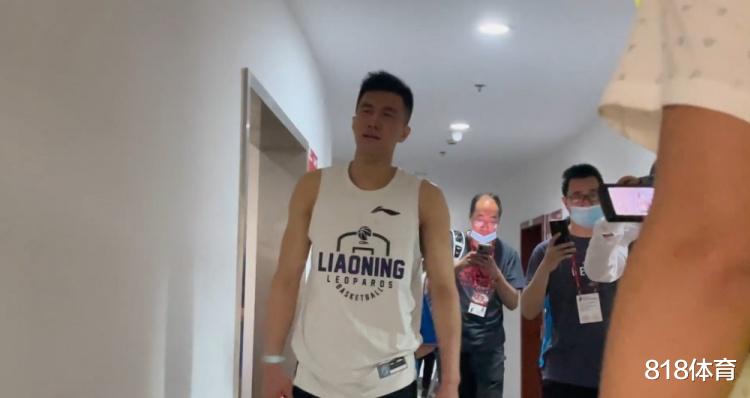 郭艾伦|尽力了! 郭艾伦赛后趴球员通道栏杆上失声痛哭, 记者拍他肩膀安慰