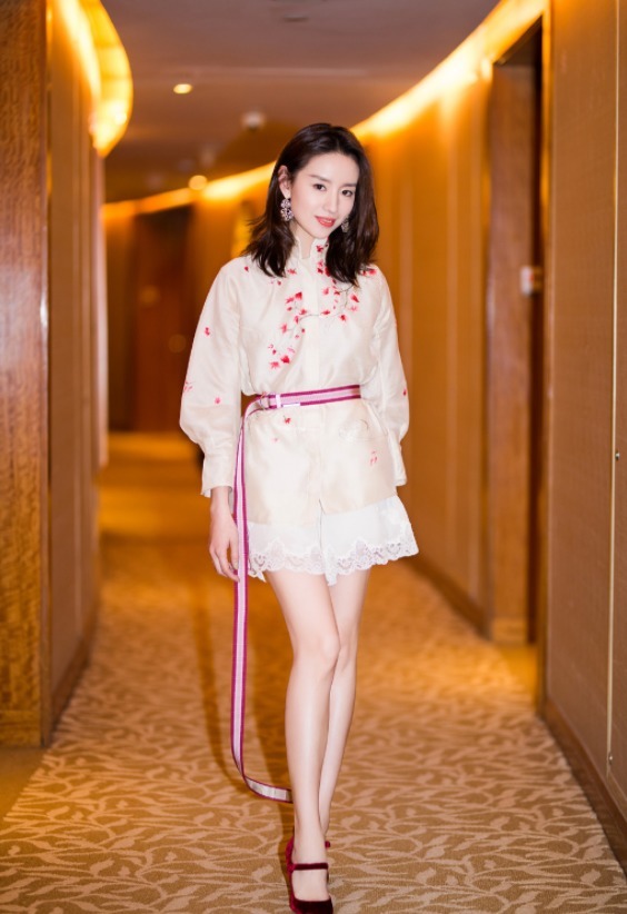 何有强|董洁41岁了，身穿一袭黄色红梅刺绣上衣配蕾丝短裤，意外减龄时髦