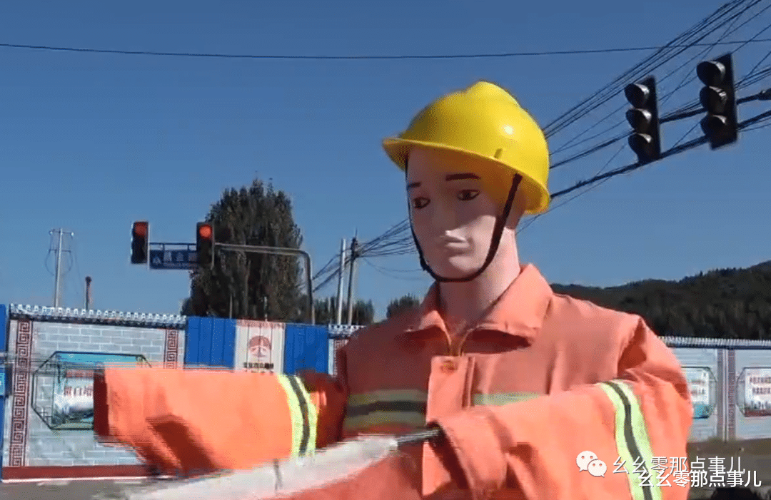 南安 奇葩！北京一果农竟然馋“交通指挥员”身子，顺走假人当成稻草人