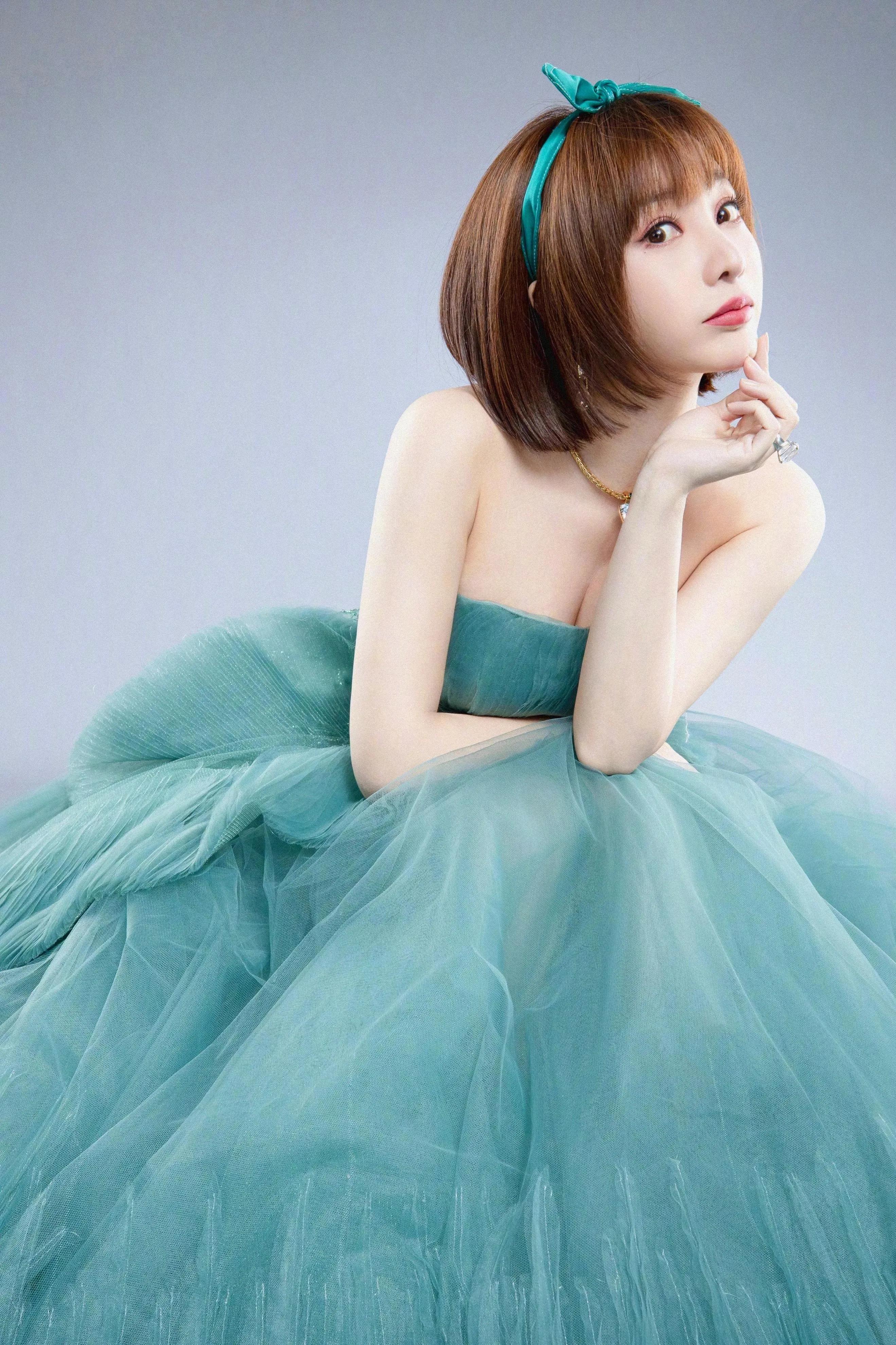 柳岩|性感女神柳岩写真图集，大秀玲珑曲线，火辣惊艳，不愧为宅男女神