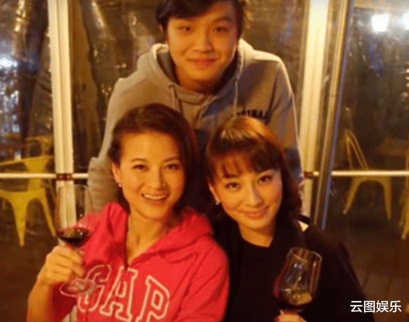 黎燕珊|亚姐冠军受伤紧急送医，被1.2万医药费吓退，忍痛转院苦等7小时