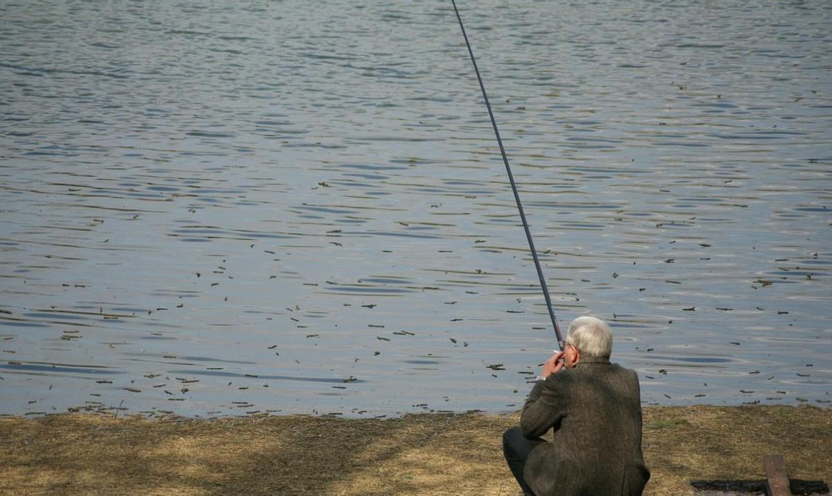 大爷|河南信阳大爷钓鱼，鱼竿被管理者折断后丢入水中，网友：照价赔偿