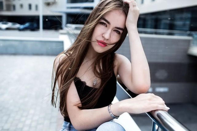 蓝鲸情感|女人随不随便，她的身体语言有多明显？