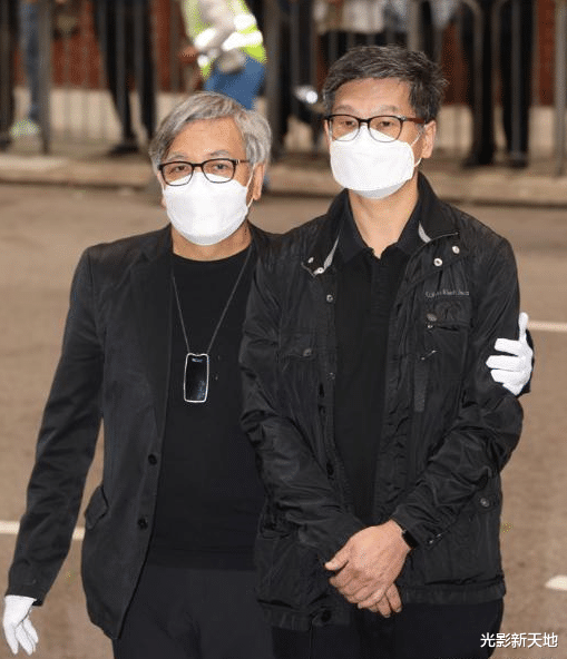 吴孟达|吴孟达告别仪式太冷清，吴孟达儿子手捧遗照，仅两位圈内好友出席