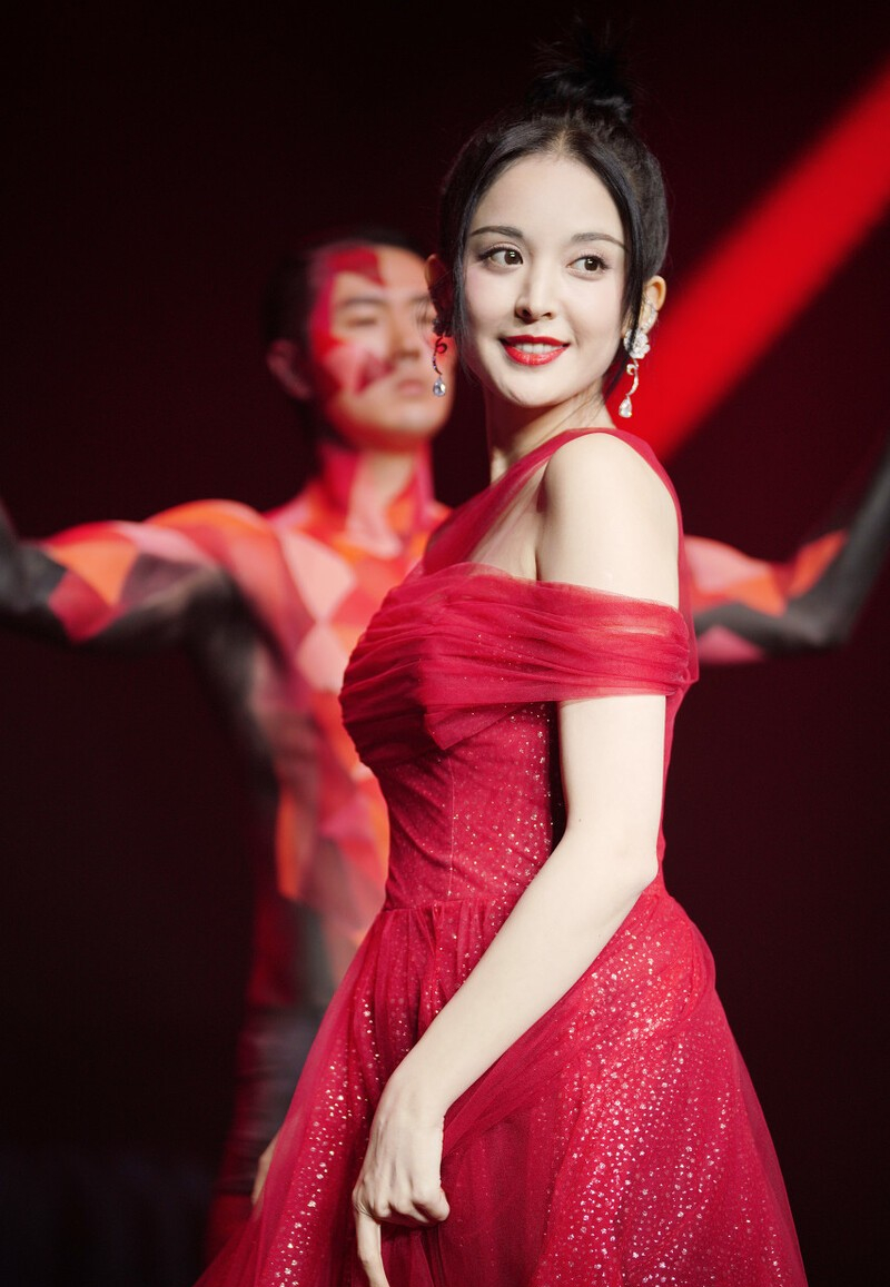 BiuFashion|古力娜扎这裙子一看就很贵，钻石配柔纱挺奢华，天鹅颈好抢眼