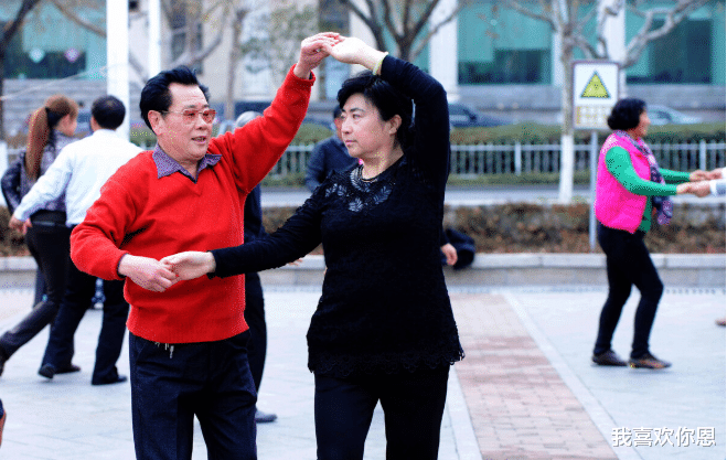 60岁大爷坦言:跳交谊舞半年,真怕了,那些女舞伴都不是省油的灯