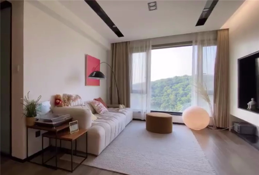 老年小妙招|入住一年的家活像个样板间？这位小哥的家，收纳秘诀全在电视墙