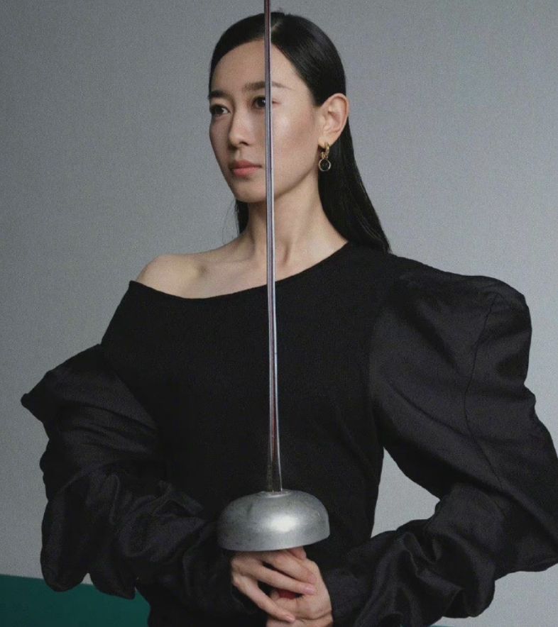 潮帮先生 孙一文身材比例好优越，177穿小黑裙气场不输超模，小蛮腰抢镜