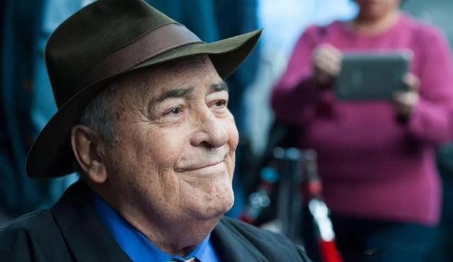 李凤绪|57岁的李凤绪，长发披肩休闲装扮，与老公结婚多年无绯闻，是真爱