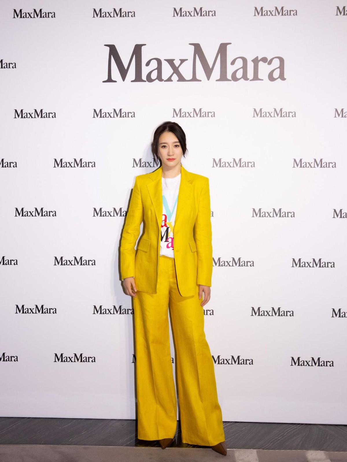 大表姐的时尚圈|45岁的李小冉真不显老,穿卡其套装优雅有活力,这气质还是很迷人