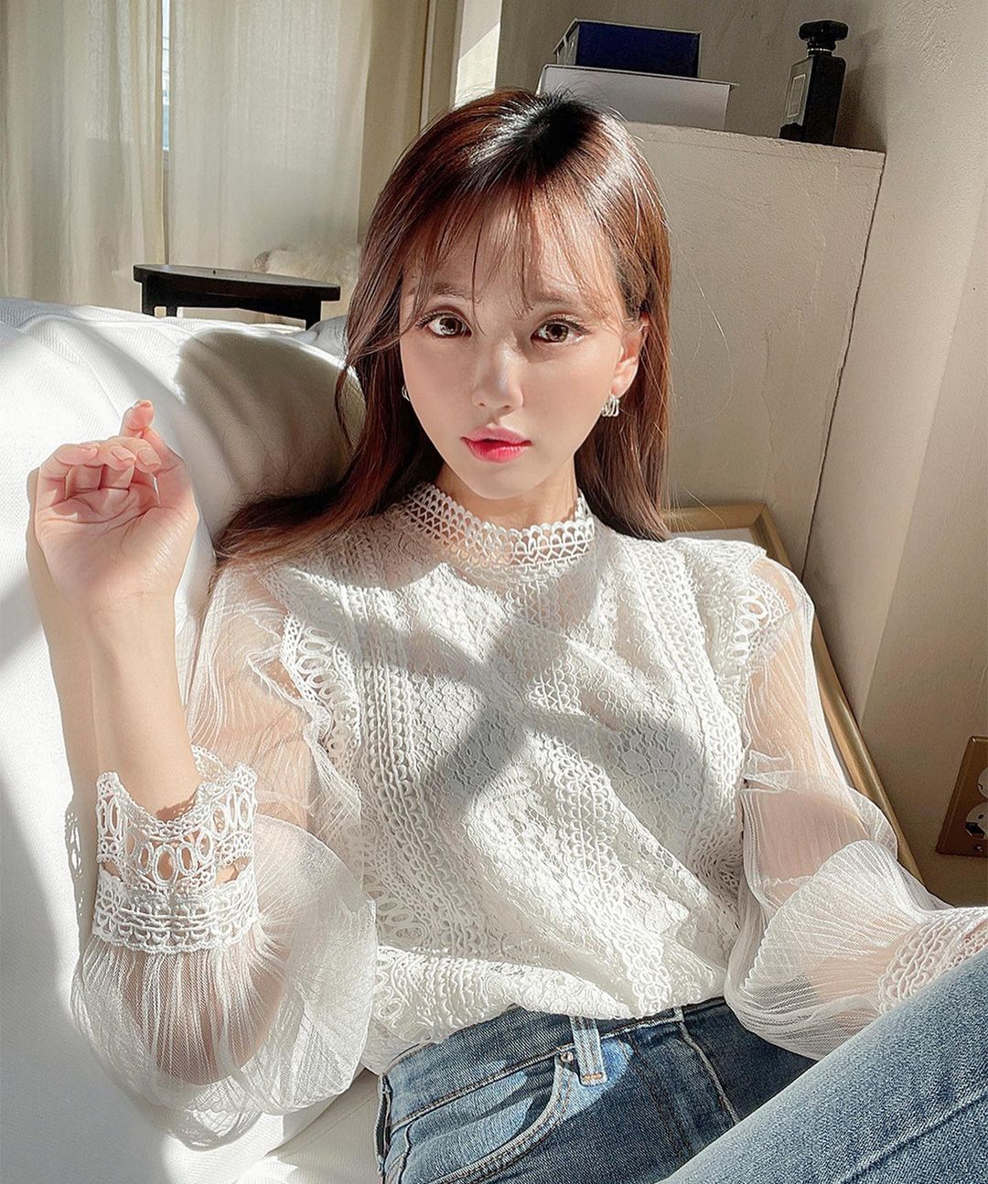 Fashion课代表|白色与牛仔蓝真是绝配，轻松穿出减龄清新感，分分钟提升好感度