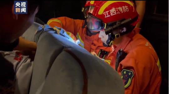 生活报 好气又好笑！男孩贪玩头卡沙发圆洞，消防员破拆解救