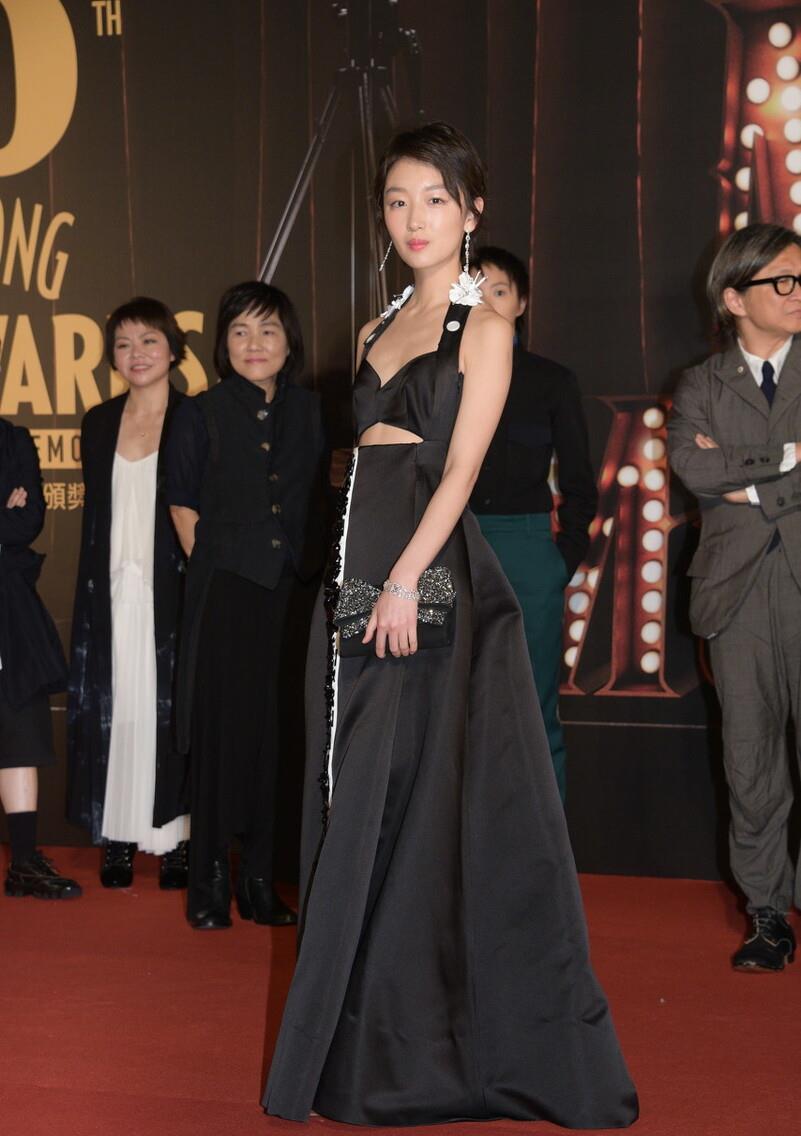 穿衣搭配|周冬雨气场可真强，穿挂脖裙腰间镂空，瘦成一道闪电太惊艳