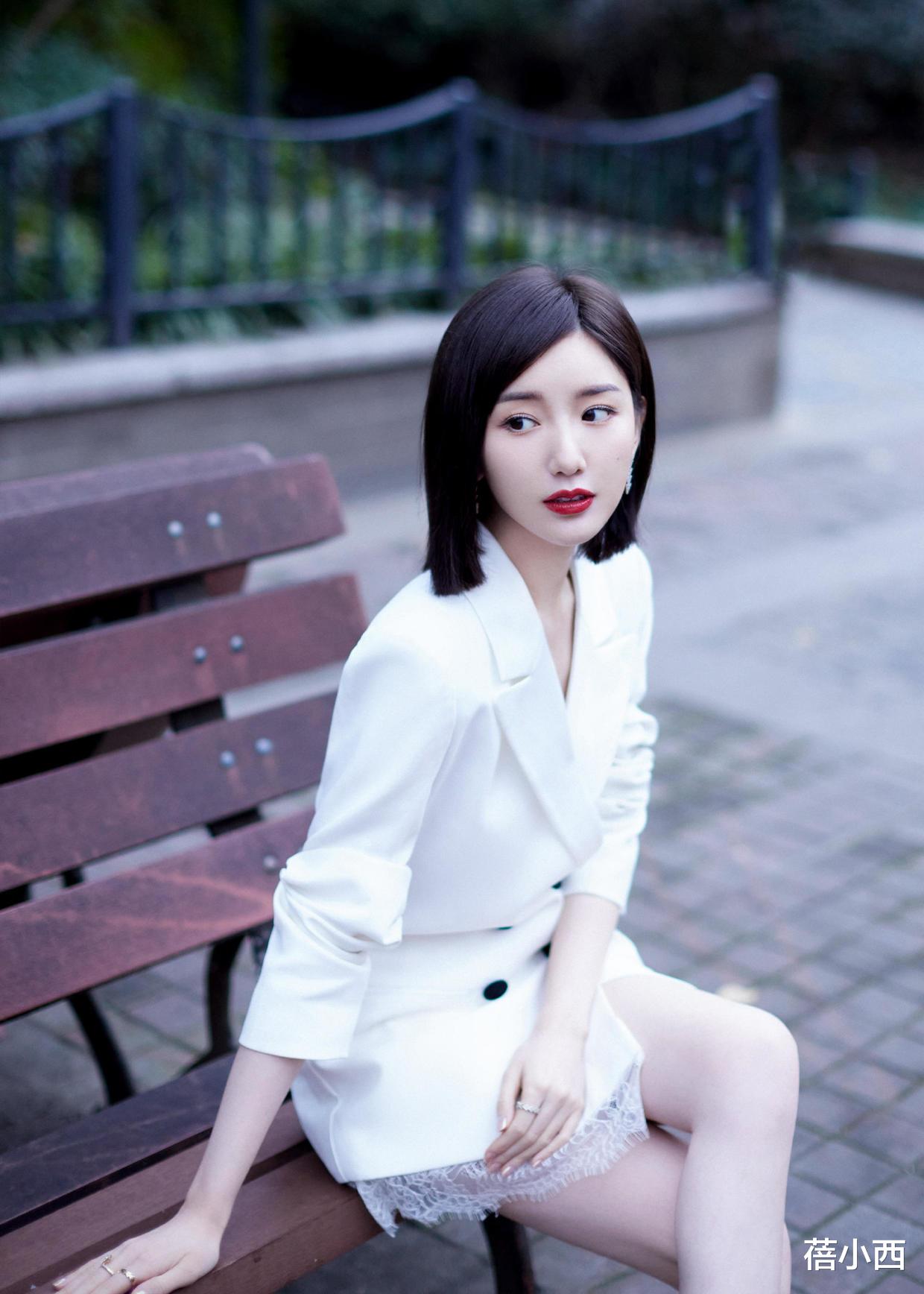 蓓小西|毛晓彤个子小身材却不赖,穿抹胸连衣裙气质惊艳,谁看了不喜欢?