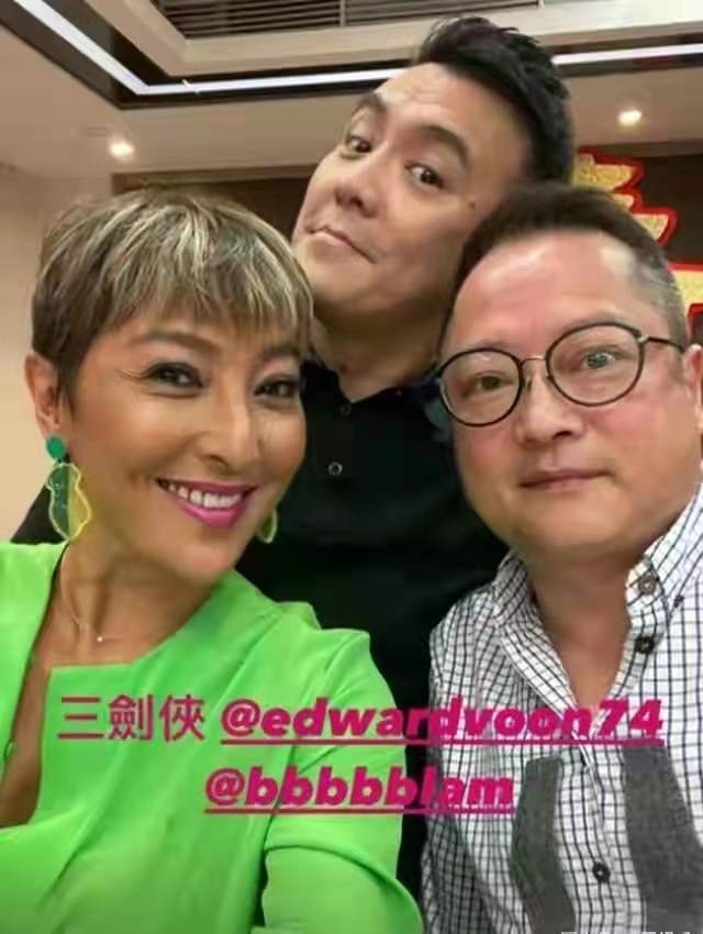 全球时尚风行|84岁谢贤真大气！穿搭时尚出席前妻现任老公生日会，轻松成为焦点