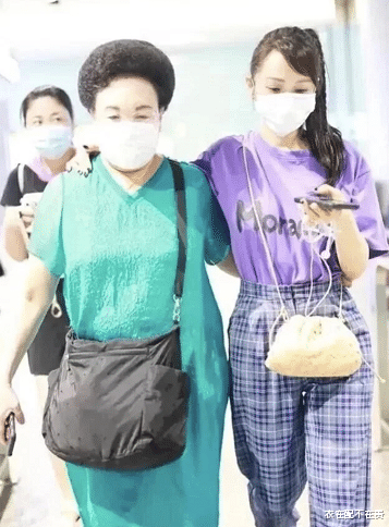 伊能静|伊能静陪婆婆走机场，扎斜马尾配粉包真显嫩，比一旁秦昊看着还小