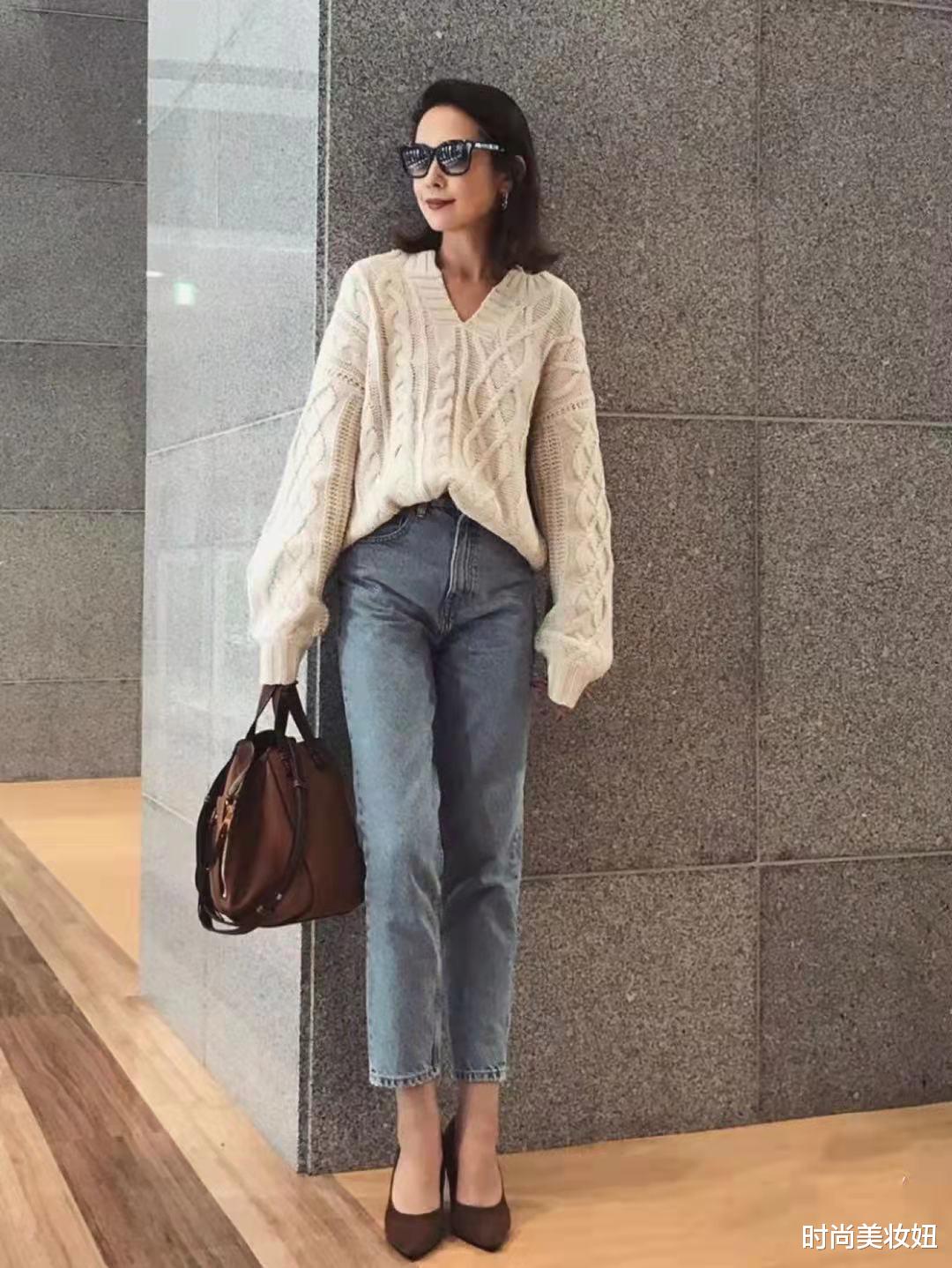 时尚美妆妞 50岁女人穿衣越简单越高级，秋季毛衣极简搭配，气质又时髦