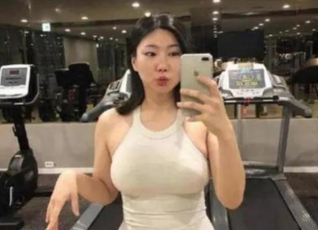 冻龄|50岁阿姨被20岁小鲜肉倒追，看到她的自拍照，网友：健身太重要了