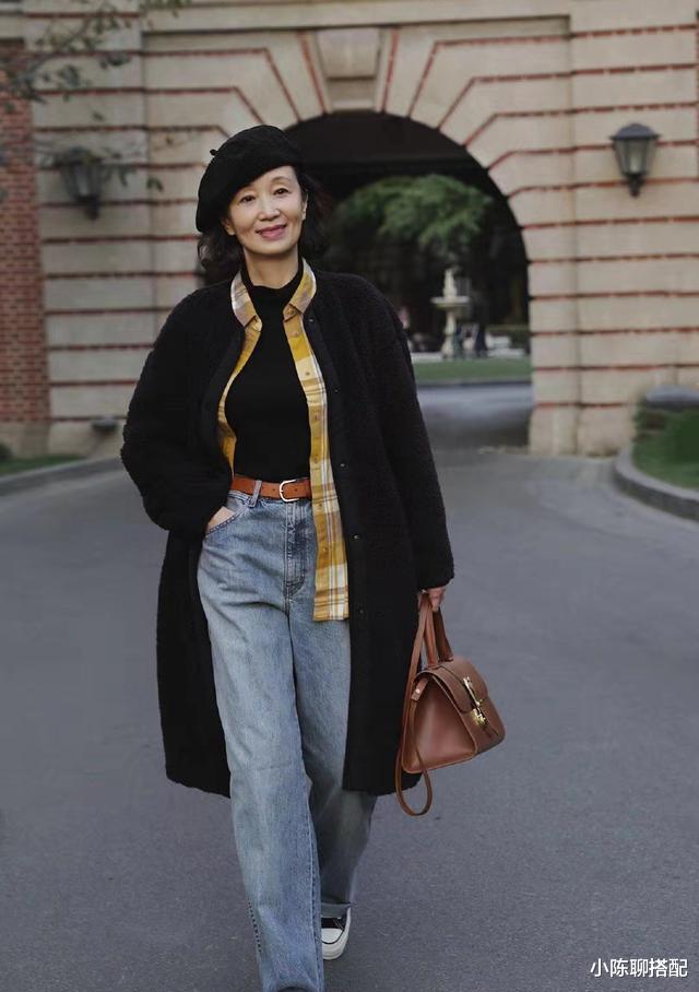 小陈聊搭配 60岁妈妈比女儿会穿，秋天“大衣+毛衣”，越老越洋气优雅