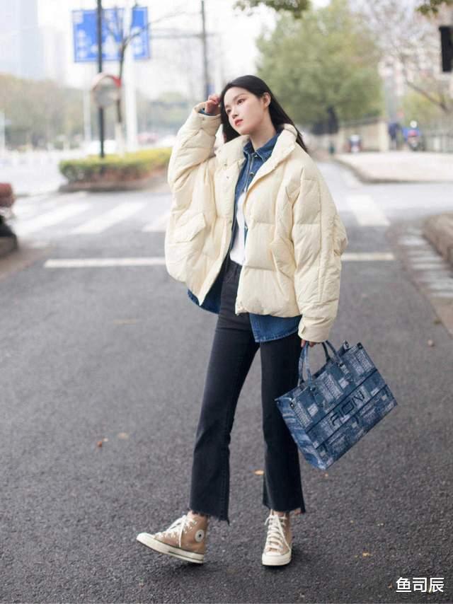 鱼司辰 秋冬季怎么选羽绒服？挑对颜色很重要，今年这几款颜色百搭又高级