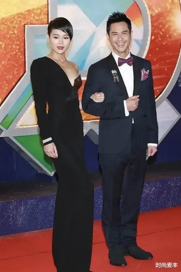 连衣裙|胡杏儿超短发造型，一袭斜肩设计连衣裙修车锁骨好性感，美出新高度