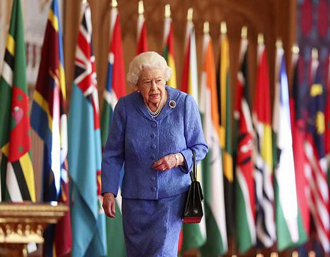 梅根與英王室巔峰對決一觸即發，94歲女王從容邁著小碎步款款而來-圖9