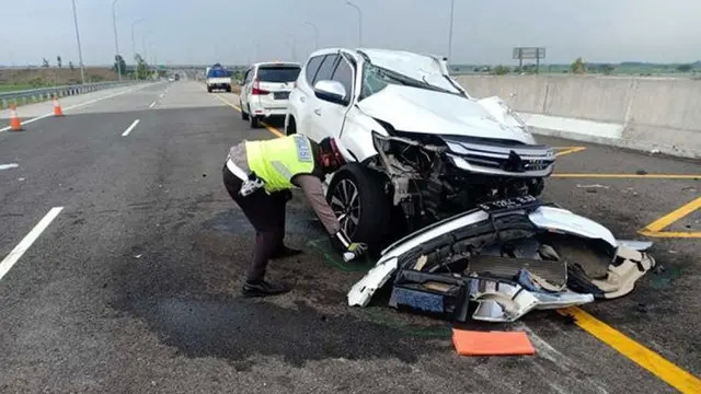 28岁印尼女星和丈夫同时车祸遇难，车身扭曲变形，人被抛出车外