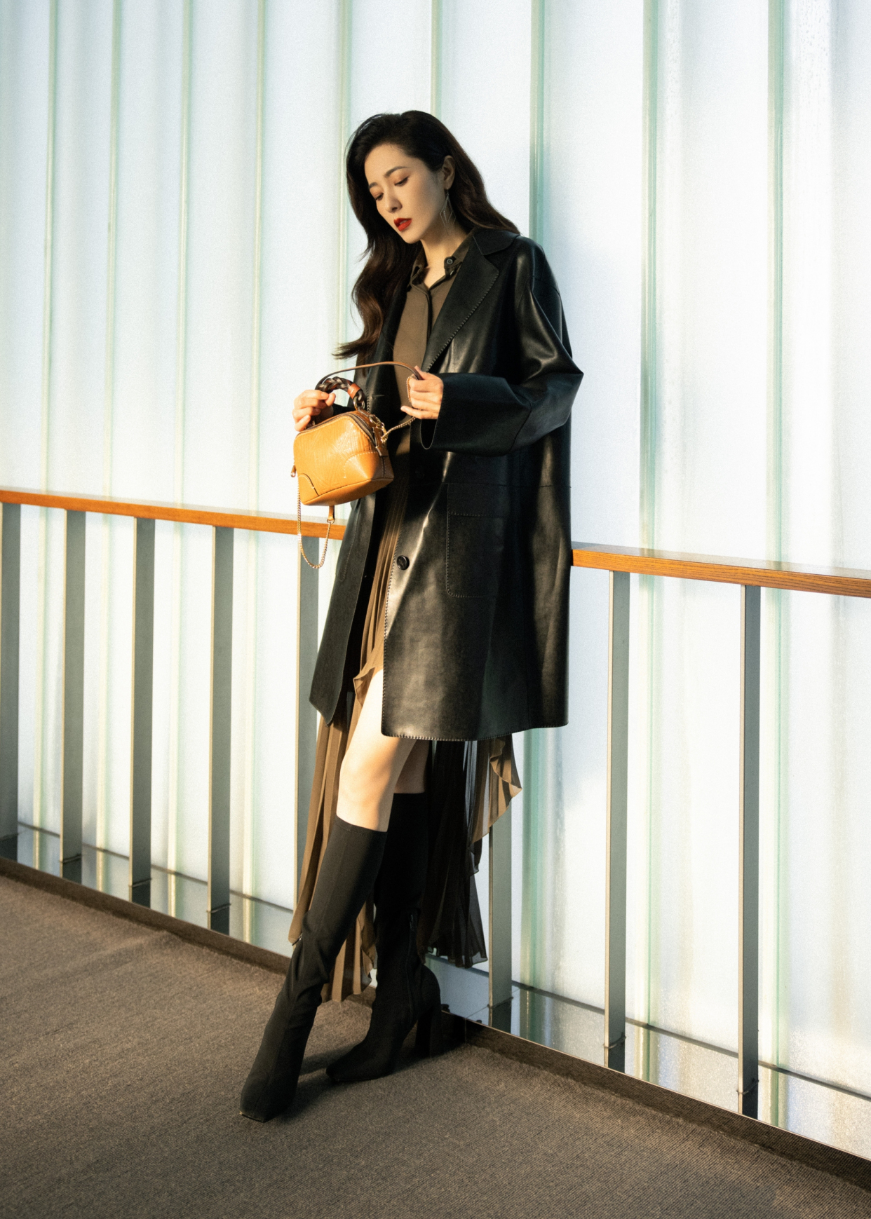 皮衣|曾黎真女明星出街！皮衣长裙美艳慵懒，红唇卷发又A又飒