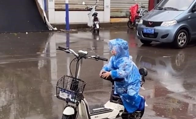 山西省|山西一女子到路边买水果，回头看到儿子趴到车座上的举动瞬间泪目