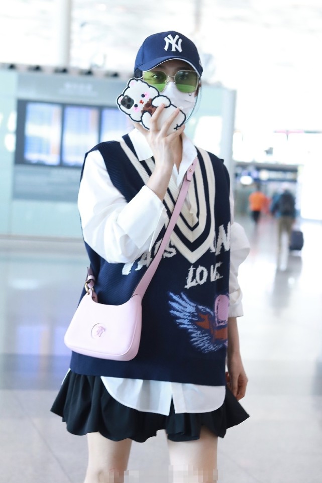 一街拍|范冰冰现身机场，高中生打扮超显嫩，39岁像19岁