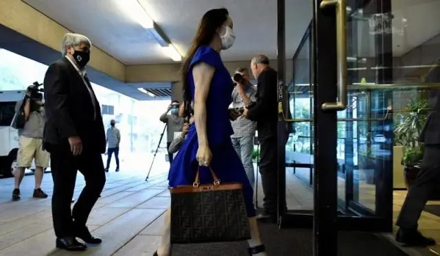 时尚风行派|孟晚舟亮眼色系列穿搭！穿蓝宝石长裙下车如女王，浅笑比明星惊艳