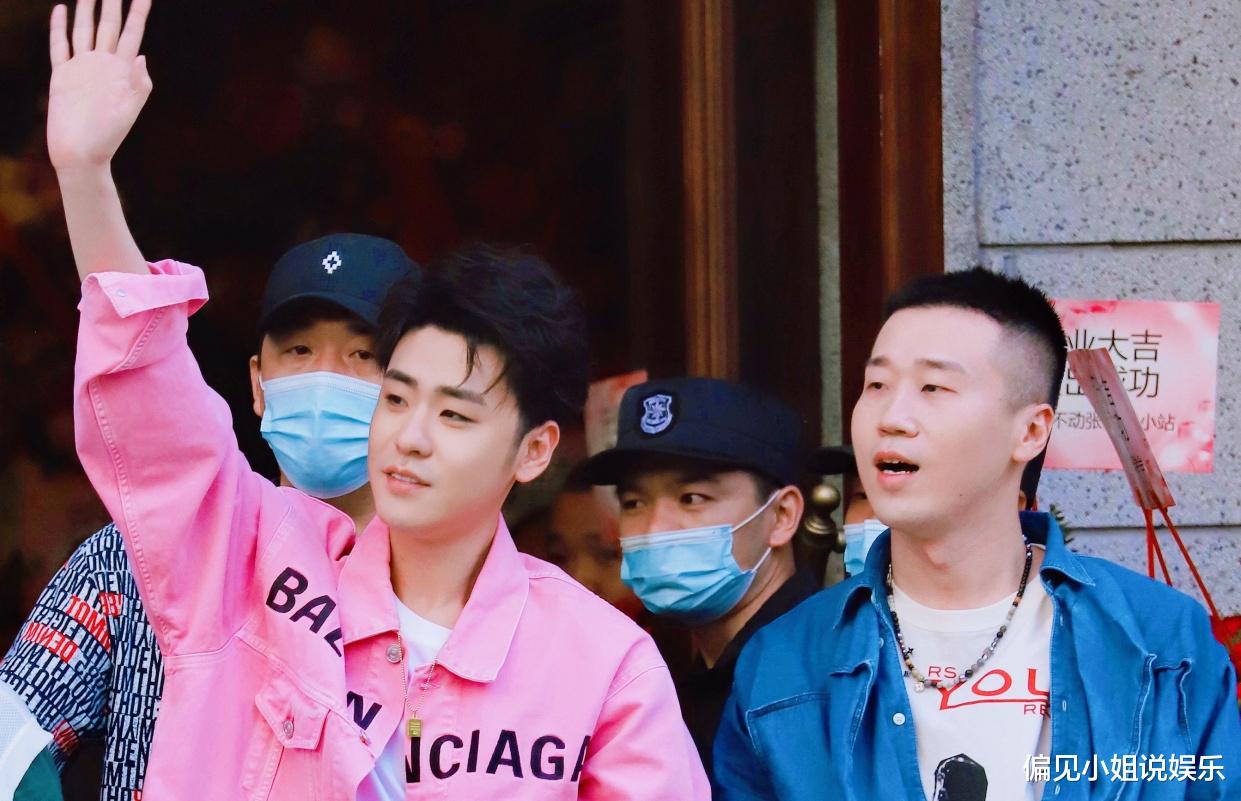 德云社|郭德纲太难了！天津德云社遭遇砸场子，男子在门口高举反三俗标语