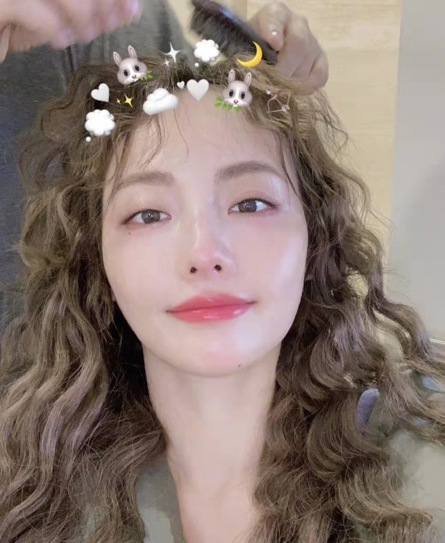 张嘉倪|张嘉倪好拼，前脚在寒风冷水里拍照，后脚就到医院做肩颈针灸，看着好疼